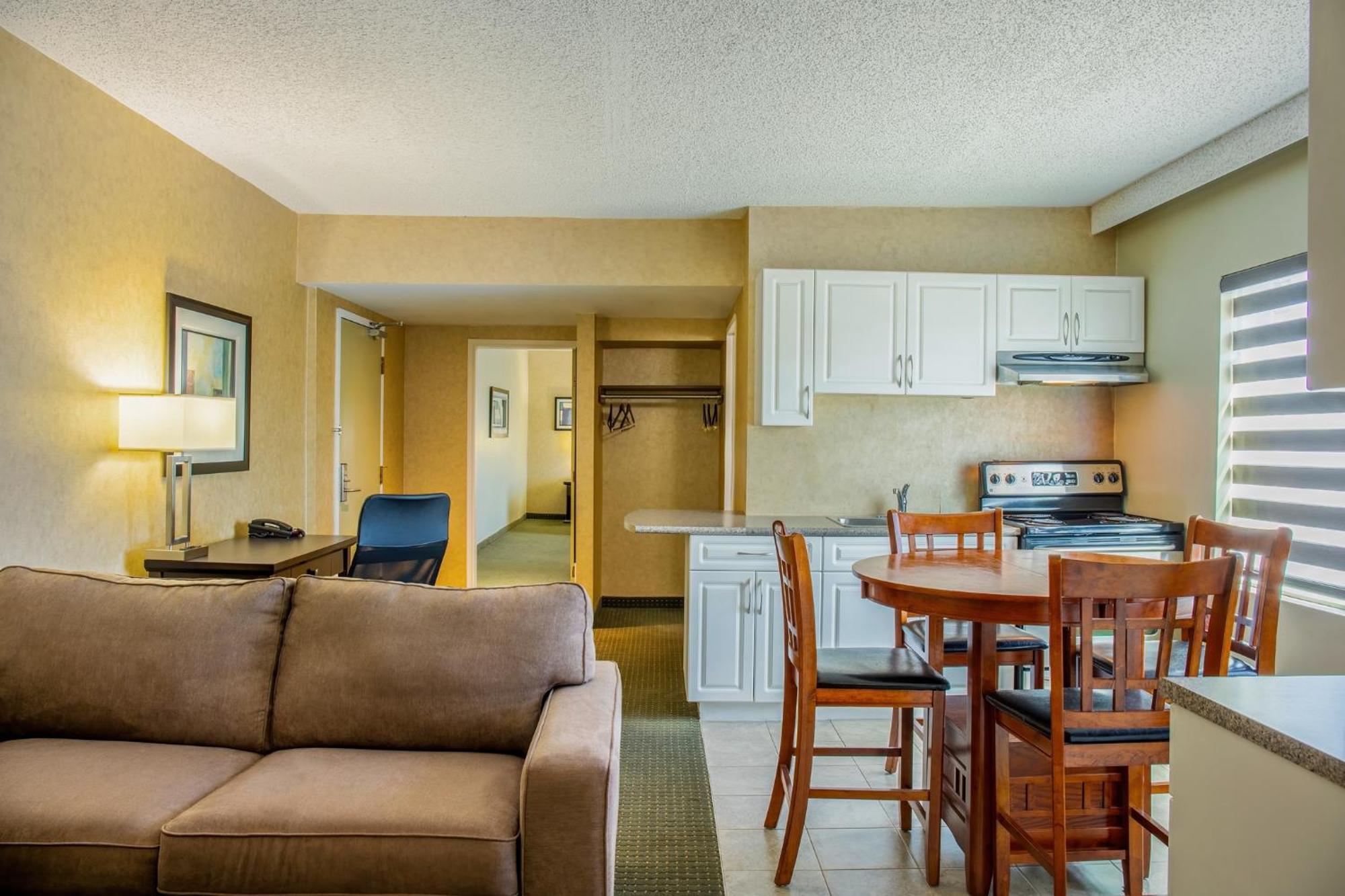Days Inn By Wyndham Cranbrook Conference Centre Екстер'єр фото